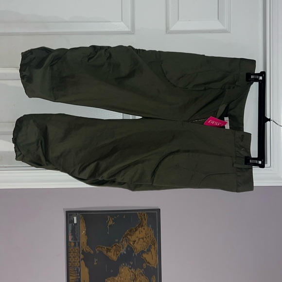 Green Capri - Picture 1 of 1